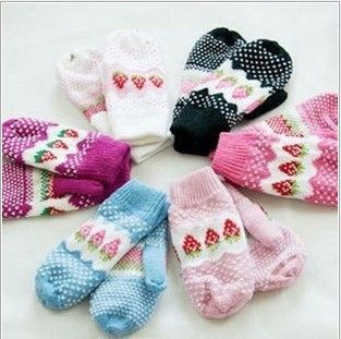 冬季保暖之選 可愛(ài)草莓針織手套